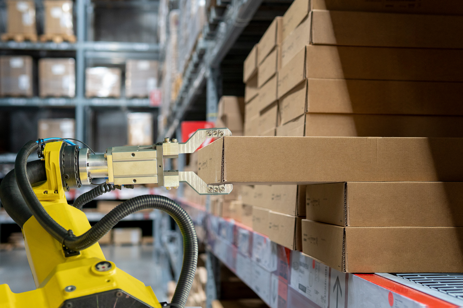 Machine stacking boxes in a warehouse