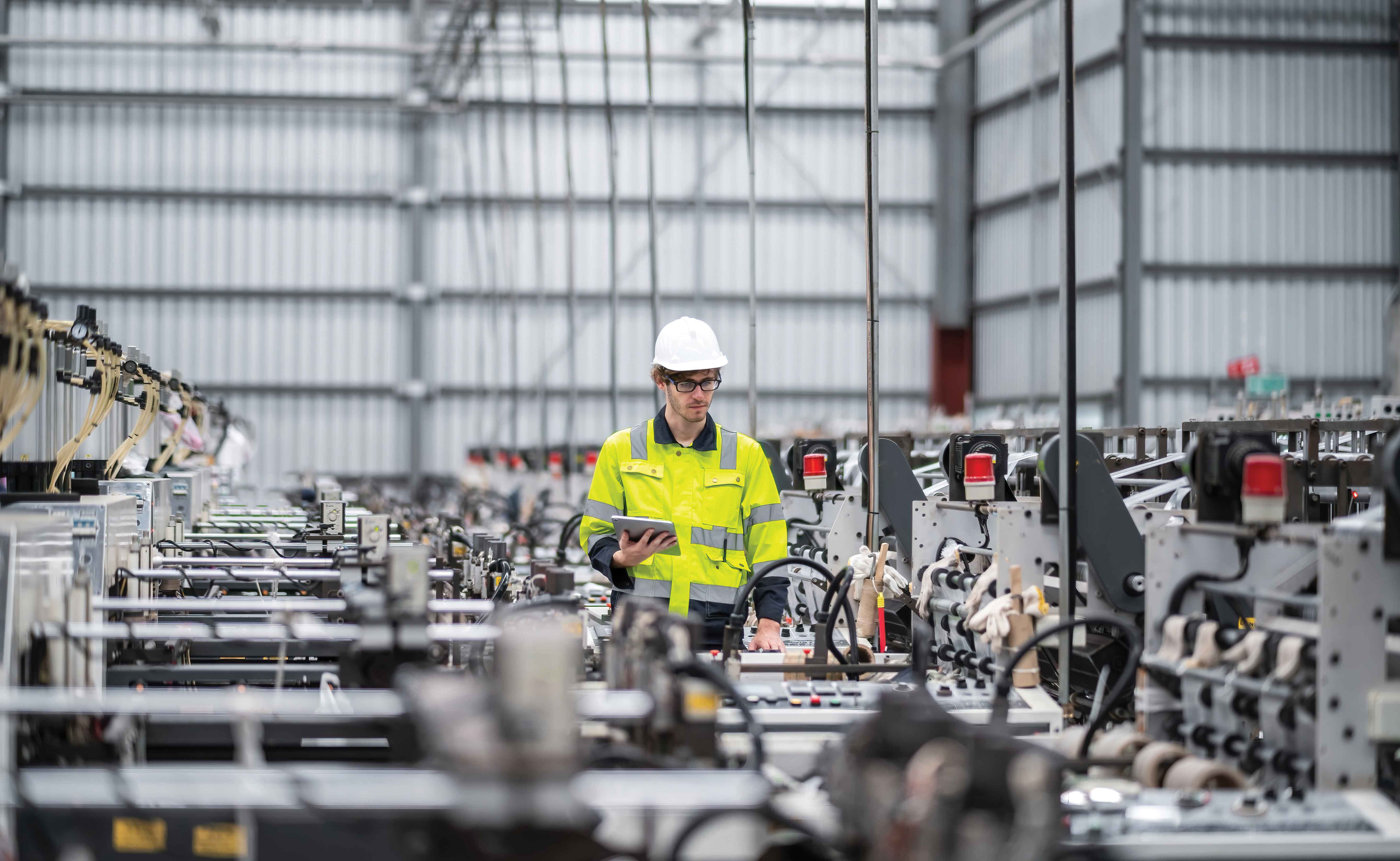 Picture that shows warehouse worker on iPad in warehouse